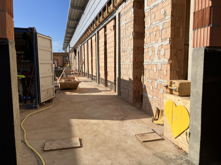 Die alte Außenwand wird zurückgebaut. Stahlträger als Abfangelemente wurden eingebaut. 