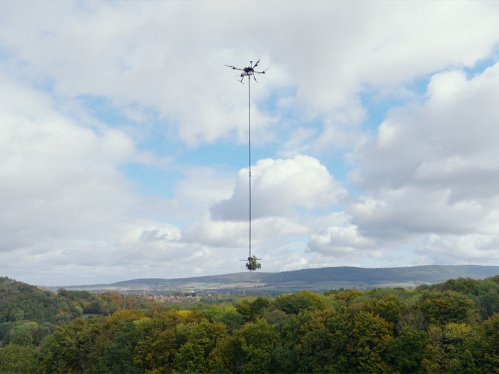 Die Drohne der TU Braunschweig transportiert eine aus der Baumkrone abgeschnittene Blattprobe.