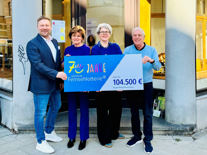 tephan Masch, Repräsentant der Deutschen Fernsehlotterie gGmbH; Kunigunde Dudek, Koordinatorin des „MitMachEck“; Susanne Hauswaldt, stellvertretende Vorsitzende der Bürgerstiftung Braunschweig & Thomas Schebesta, Vorstandsmitglied der Bürgerstiftung Braunschweig bei der symbolischen Übergabe der Fördersumme vor dem Braunschweiger „MitMachEck“