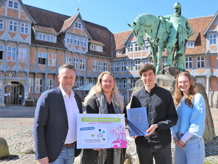  Das Projekt „Unseren Stadtmarkt neu erleben“ wird durch „Zukunftsräume Niedersachsen“ gefördert. Der entsprechende Förderbescheid wurde am 8. April in Goslar an alle berücksichtigten Projektstädte übergeben. Bürgermeister Ivica Lukanic, Kira Jahne (Wirtschaftsförderung der Stadt), Adrian Pietsch (cima) und Inga Bantin (cima) freuen sich über die klaren Impulse, die der bisherige Beteiligungsprozess gegeben hat.