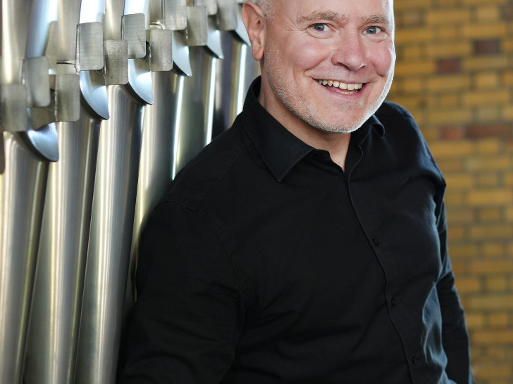 Patrick Gläser rockt auf der Kirchenorgel.