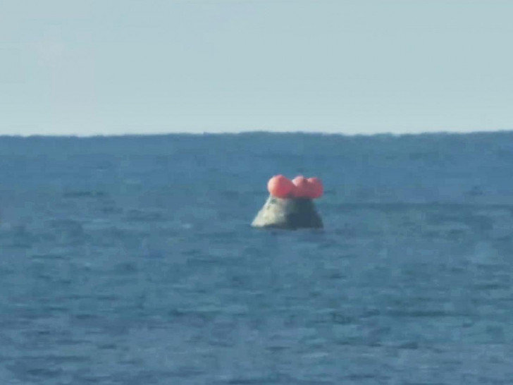 Artemis-2-Kapsel Orion nach der Landung im Pazifik am 11.04.2026