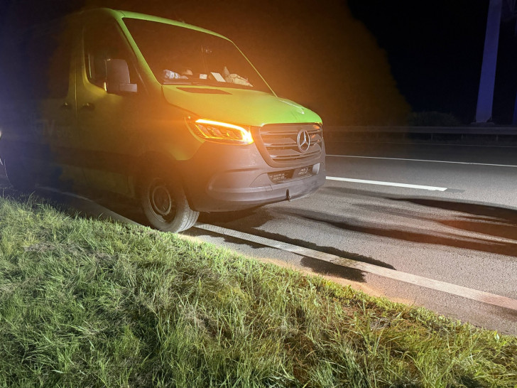 Aus einem defekten einem Kleinlaster floss in der Nacht Dieselkraftstoff auf die A2.