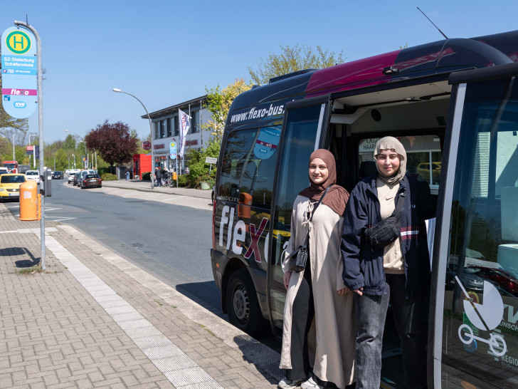 Die beiden Schülerinnen engagieren sich für flexible Mobilität in Salzgitter: Esila Isbilir (li.) und Ece Hickorkmaz.