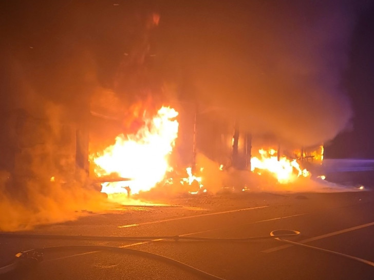 Auf der A2 bei Helmstedt brannte in der Nacht ein LKW.