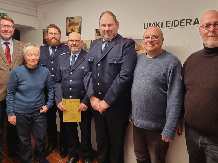 Johannes Popenheim (3.v.l.) wurde zum stellvertretenden Ortsbrandmeister der Freiwilligen Feuerwehr Hachum ernannt. Aus dieser Funktion wurde Jörg Rust (4.v.l.), der mittlerweile kommissarischer Ortsbrandmeister ist, entlassen. Als Ortsbrandmeister der Freiwilligen Feuerwehr Erkerode/Lucklum wurde Carsten Belkius (5.v.l.) auf eigenen Wunsch entlassen. Zu den Gratulanten gehörten: Marco Kelb (Samtgemeindebürgermeister, 1.v.l.), Christiane Wagner- Judith (stellvertretende Bürgermeisterin der Gemeinde Evessen, 2.v.l.), Carsten Marowsky-Brée (Vorsitzender des Feuer- und Katastrophenschutzausschusses, 2.v.r.) und Karsten Ansorge (Bürgermeister der Gemeinde Erkerode, 1.v.r.)