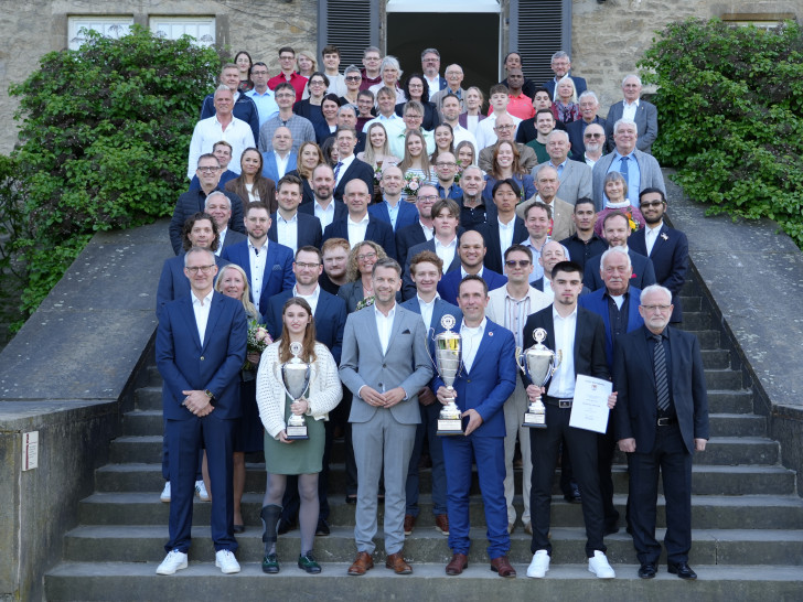Gruppenbild aller Preisträger auf der Schlosstreppe.