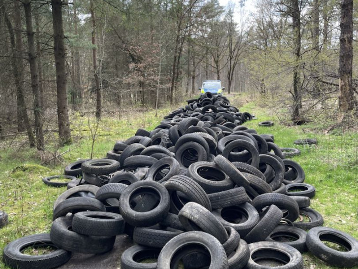 Spektakulär: Unbekannte haben bei Gilde 300 alte Autoreifen entsorgt.