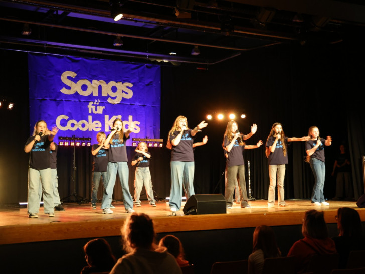 Junge Talente präsentierten bei „Songs für Coole Kids“ ihre Lieder auf der Bühne.