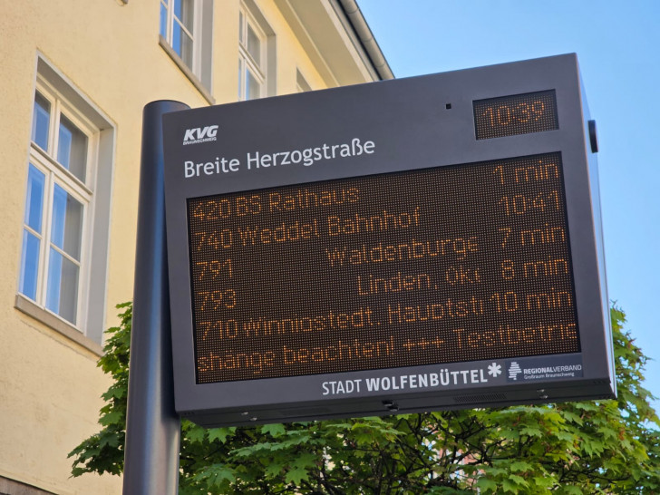 In mehr als 20 Kommunen zeigen rund 460 sogenannte Dynamische Fahrgastinformationsanzeiger.
