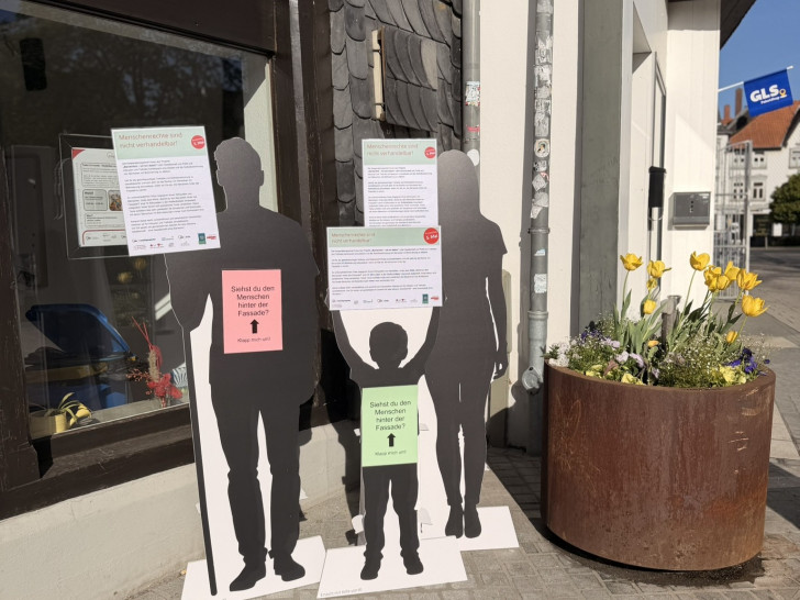 Diese Silhouetten sollen in der Fußgänger auf die Herausforderungen von Menschen mit Behinderungen aufmerksam machen.