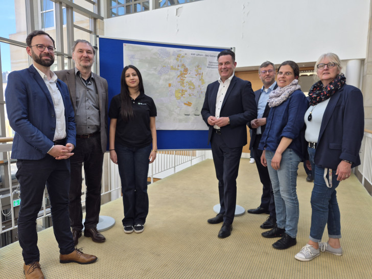 Die Vorstellung des Abschlussberichts zur Kommunalen Wärmeplanung der Stadt Gifhorn erfolgte am 28. April im Ausschuss für Stadtplanung, Bauordnung, Umwelt und Verkehr: (v.l.) Sebastian Gütte (IP SYSCON GmbH), Dr. Jörg Krywkow und Ulla Yassine (Energie Klima Plan gGmbH), Bürgermeister Matthias Nerlich, Stadtbaurat Oliver Bley, Ellen Schulz und Maike Klesen (Fachbereich Stadtentwicklung der Stadt Gifhorn).