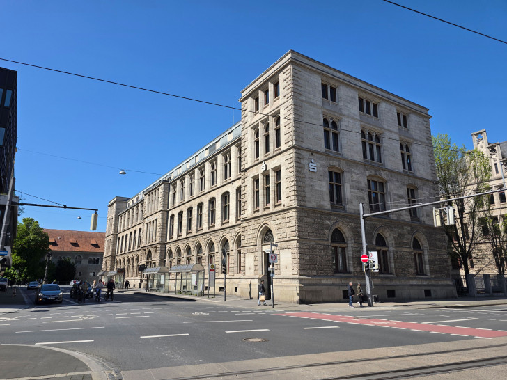 . Die Verwaltung soll unter anderem prüfen, ob das Gebäude in der Dankwardstraße als Teil der Stadtverwaltung genutzt werden kann. 