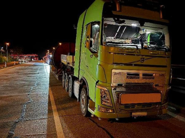 Überladener Schwertransporter mit einer Kabeltrommel und aufgewickeltem Stahlseil beladen. (Archiv)