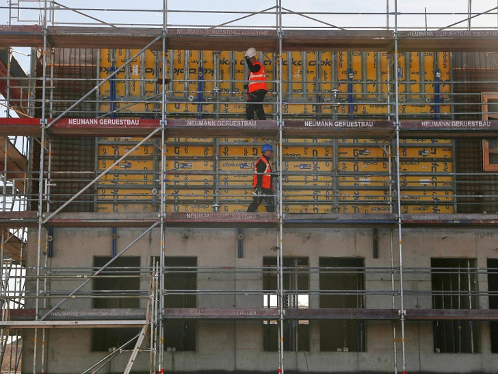 Bauarbeiter auf einer Baustelle (Archiv)