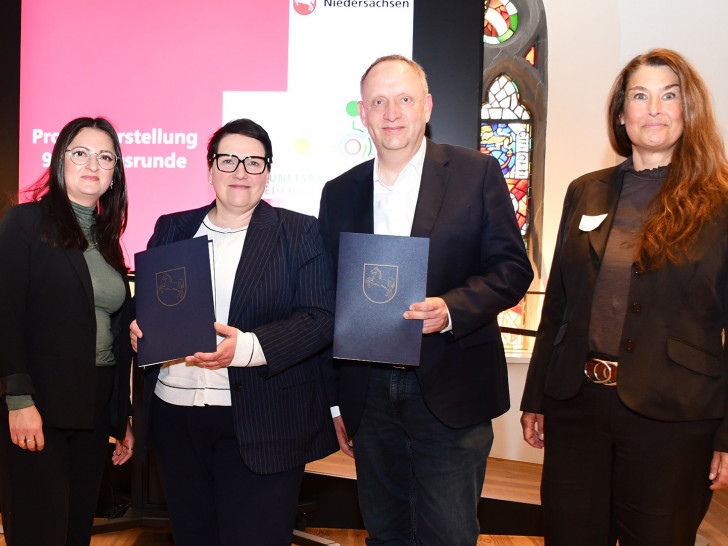 Saha Onal-Elmas, Stabsstellenleiterin Wirtschaftsförderung der Stadt Peine (v.l.) nahm von Melanie Walter, Niedersächsische Ministerin für Europa und Regionale Landesentwicklung, zusammen mit Peines Bürgermeister Klaus Saemann, Aufsichtsratsvorsitzender der Peine Marketing GmbH, und Anja Barlen-Herbig, Geschäftsführerin Peine Marketing, die Förderbescheide für das Programm Zukunftsräume Niedersachsen für die Stadt Peine entgegen.