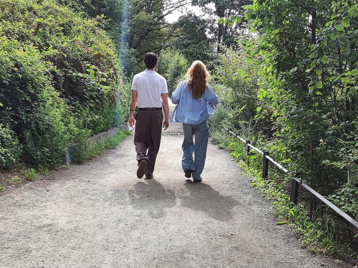 Mann und Frau gehen spazieren (Archiv)