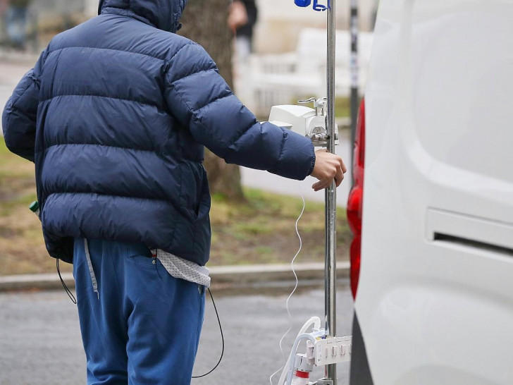 Patient mit Infusionsständer (Archiv)