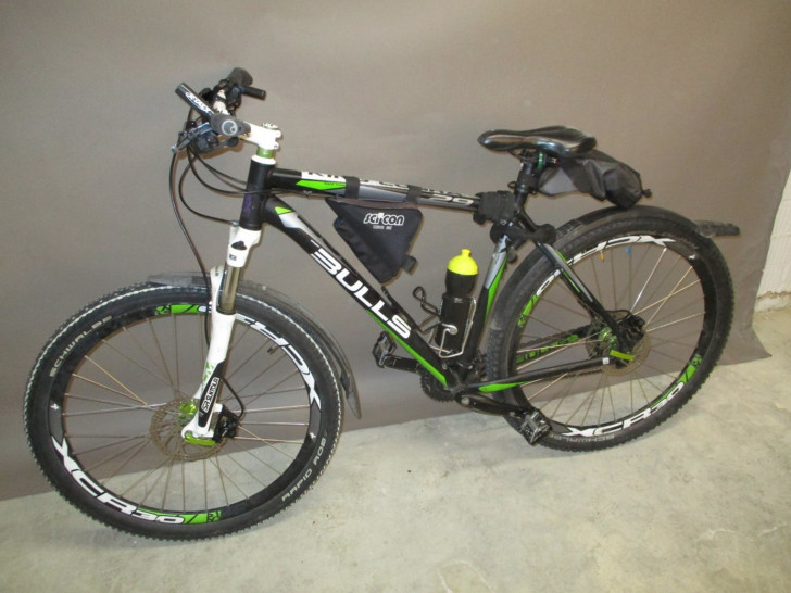 Ein schwarz-grünes Mountainbike von BULLS.