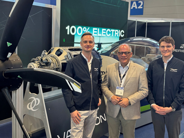  Auf der AERO in Friedrichshafen haben Michael Schwarz (Mitte), Geschäftsführer des Flughafens Braunschweig-Wolfsburg, sowie Dr. Stefan Breuning (links) und Marius Wedemeyer (rechts)  von der ALBATROSS-Geschäftsführung die Zusammenarbeit vereinbart. 