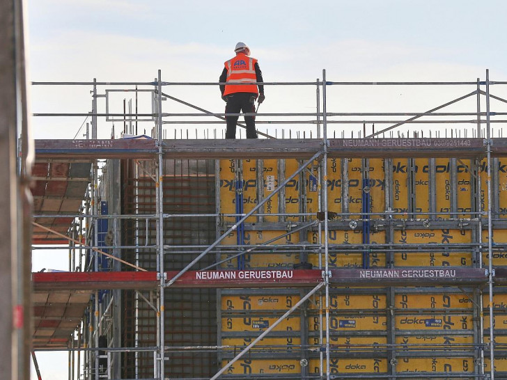 Bauarbeiter auf einer Baustelle (Archiv)