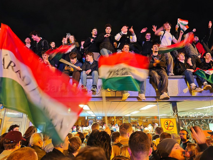 Tisza-Anhänger feiern auf der Wahlparty am 12.04.2026