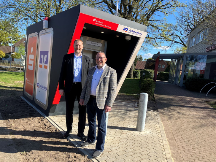 Ab sofort gemeinsam vor Ort: Die Sparkasse Celle-Gifhorn-Wolfsburg und die Volksbank eG Südheide-Isenhagener Land-Altmark bieten künftig ihr Bargeldangebot in einem SB-Pavillon an. Im Bild: Tim Faß (li.) mit Detlef Reiß.