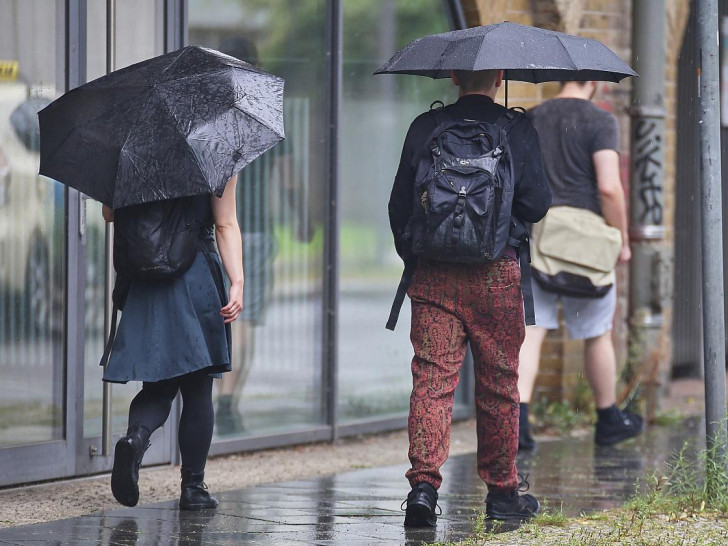 Personen mit Regenschirmen (Archiv)