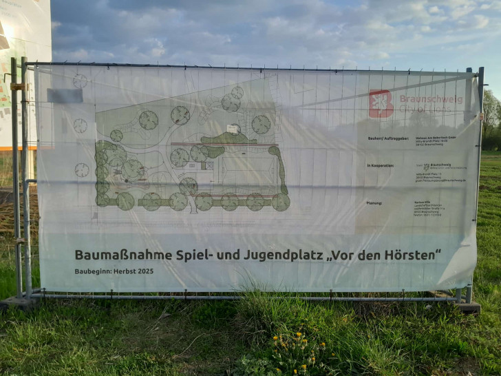 Das Bauschild wurde offenbar aufgestellt, obwohl es noch gar kein ausführendes Unternehmen gab.