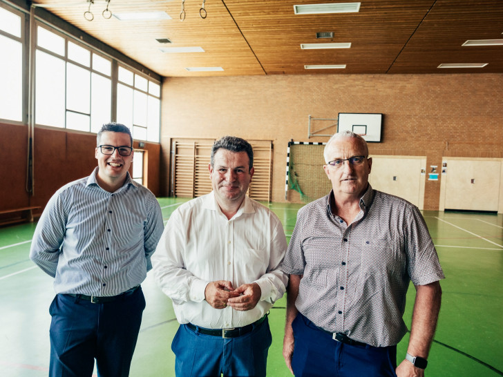 Freuen sich über die Fördermittelzusage für die Sporthalle in Rethen: (v.l.) Tobias Bäustmann, Hubertus Heil und Frank Engeler.