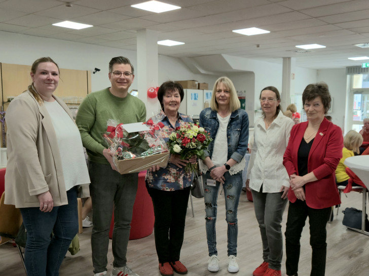 Abschied in vertrauter Runde Frederike Schwieger (Fachbereichsleitung), Vorstand Björn Försterling, Ehrenmitglied Juliane Liersch, die Koordinatorinnen Ines Renner und Susanne Streiter, Präsidentin Heike Kanter (v. li.).