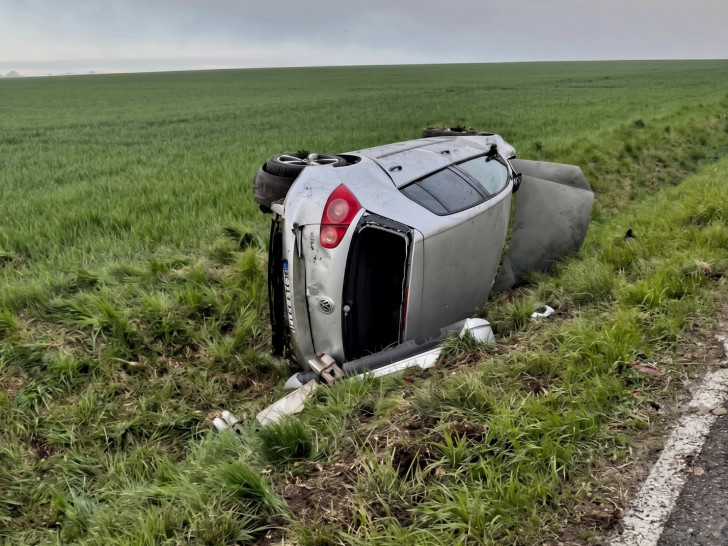 Der VW war im Graben gelandet.