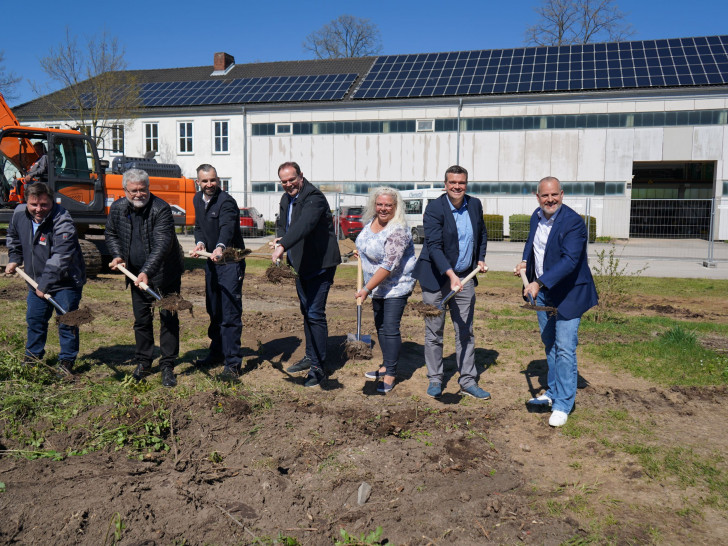 Tatkräftig beim Spatenstich für den Neubau der Rettungswache Langelsheim (von links): Bauleiter Dirk Herrmann (Industriebau Wernigerode), Axel Surowy (Leitender Architekt), Matthias Niestroj (Leiter der Rettungswache Langelsheim), Langelsheims Bürgermeister Ingo Henze, Silke Mahn (Kreistagsabgeordnete und stell. Vorsitzende des Betriebsausschusses KWB), Landrat Dr. Alexander Saipa und KWB-Betriebsleiter Thomas Ebert.