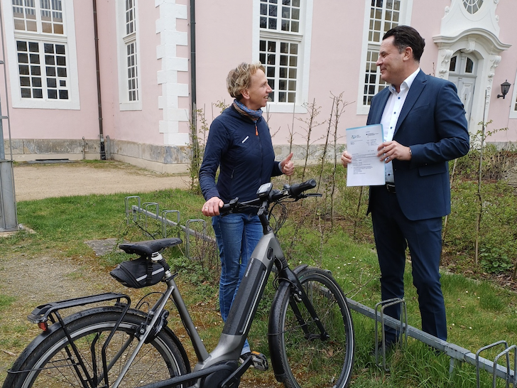Bürgermeister Matthias Nerlich und Fachbereichsleiterin Tiefbau Astrid Behrens an den alten Fahrradständer, die durch eine neue Anlage ersetzt werden sollen.