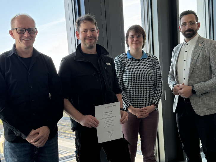 Von rechts: Christian Malak, Obermeister der Schornsteinfegerinnung Braunschweig, Umweltdezernentin Anna Katharina Hanusch, Bezirksschornsteinfeger Marcel Schindler und der Stellenleiter für den Bereich Schornsteinfegerwesen im Fachbereich Umwelt Thomas Schulze.