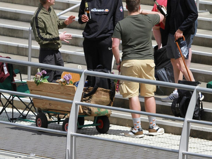 Männergruppe mit Bollerwagen an Christi Himmelfahrt (Archiv)