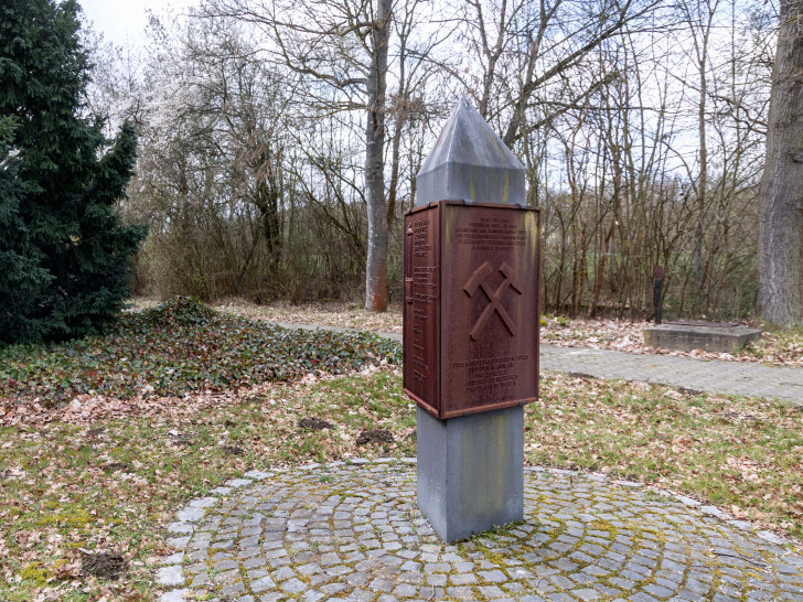 Soll sie hier bleiben oder umziehen? Die Stele erinnert an das Grubenunglück von 1960.