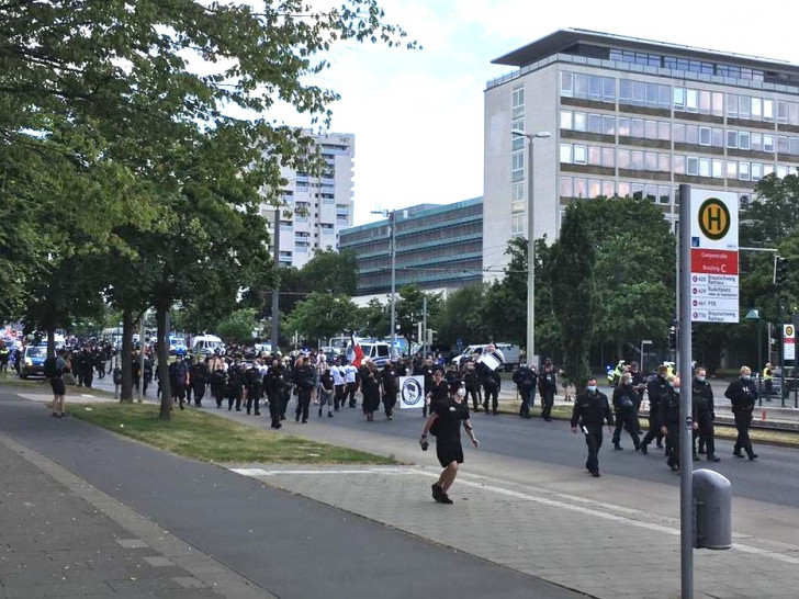 Archivbild eines Aufzugs der Pertei Die Rechte im Juni 2021.