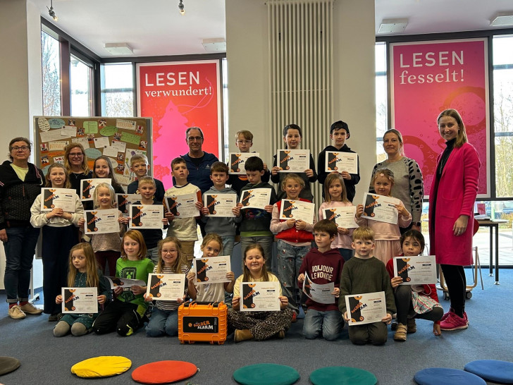 25 Kinder nahmen eine professionelle Podcast-Folge auf.