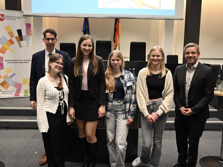 Geschichtslehrer Dr. Christian Mühling (li.) und Deniz Kurku (re.) mit einigen der erfolgreichen Schülerinnen der  Hoffmann-von-Fallersleben-Schule.