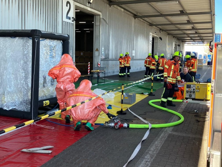 Die Einsatzkräfte mussten mit umfangreicher Schutzausrüstung arbeiten.