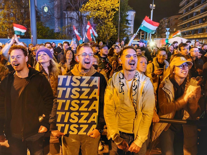 Tisza-Anhänger feiern auf der Wahlparty am 12.04.2026