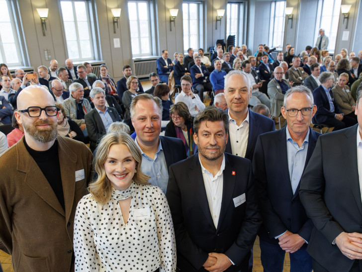 v.r.n.l.: Oberbürgermeister Dr. Thorsten Kornblum, Matthias Gollmer (Gollmer-Bau), Jörg Meyer (Braunschweig Zukunft), Ulf Streit (Grundstücksgesellschaft Braunschweig), Joachim Düppe (Deutsche Reihenhaus), Moderatorin Adina Eggert (Braunschweig Zukunft) und Sven Schmittbüttner (Unternehmensgruppe Krebs) begrüßten rund 150 Gäste zum 22. Braunschweiger Immobilienfrühstück.