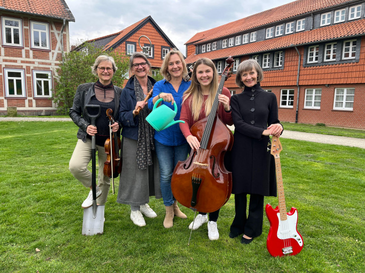 Freuen sich auf viele Gäste (von links): Sabine Petter, Leiterin der Musikschule, und die Dozentinnen Annette Boenkendorf, Britta Rex, Alina Ludwig und Natalia Gamper.