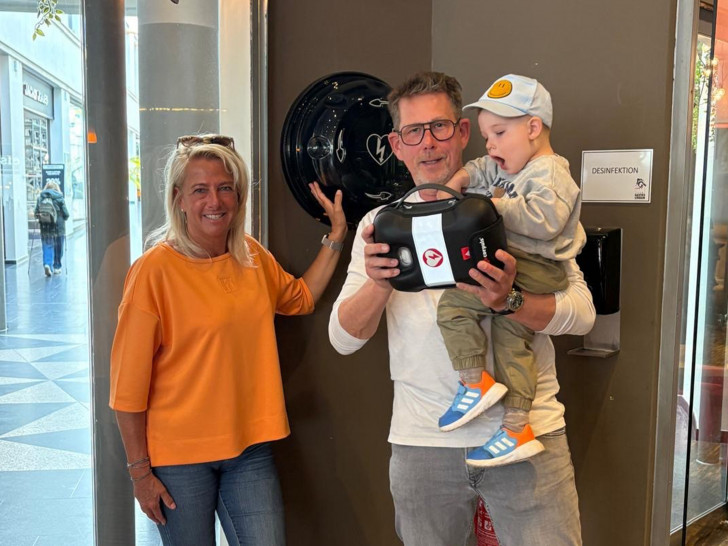 In der Kaiserpassage wurde ein weiterer Defibrillator direkt im Restaurant „Tim ́s 5 Tageszeiten“ installiert. Der Geschäftsführer Alexander Scharf, hier mit Sohn Leo, sowie Marion Kruse, Fachschwester Anästhesie und Intensivmedizin der Asklepios Kliniken Harz, freuen sich, dass das Gerät auch gleich in das Defibrillatoren-Kataster aufgenommen werden kann.