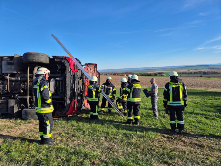 Die Einsatzkräfte sicherten die Stelle rund um den umgekippten Lkw bei Wobeck.