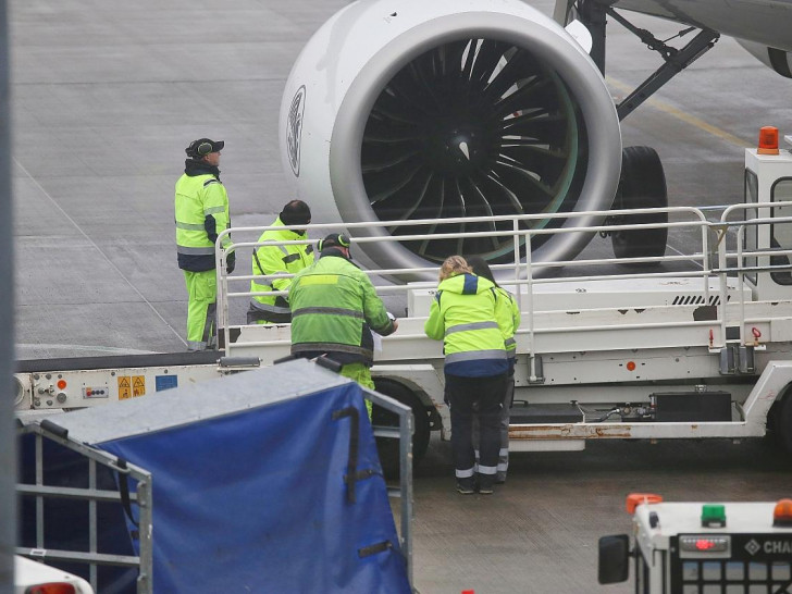 Flughafenmitarbeiter (Archiv)