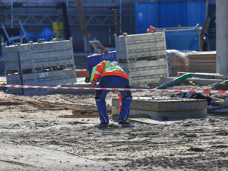 Bauarbeiter auf einer Baustelle (Archiv)