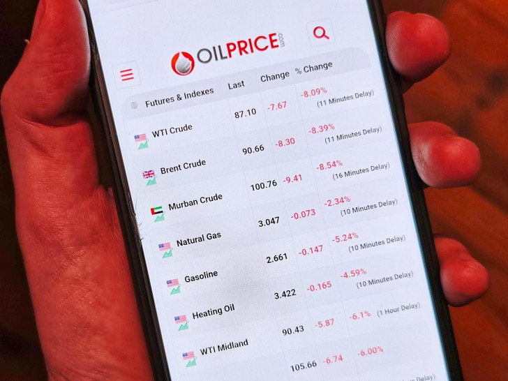 Ölpreise auf einem Smartphone (Archiv)