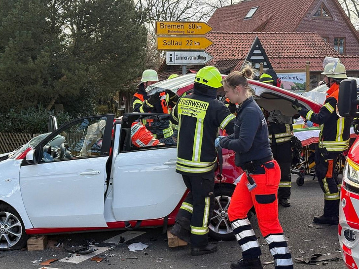 Rettungskräfte entfernen das Dach des verunfallten Smart (Archiv)